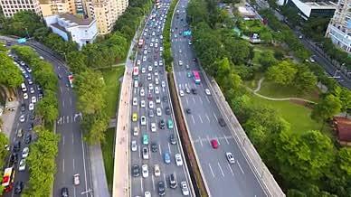 拥堵的下班高峰期汽车行驶缓慢4k航拍视频的预览图